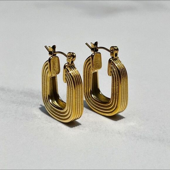 New! “Malia” Gold Square Ribbed Hoop Earrings - Picture 1 of 5